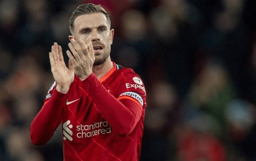 法兰克福球迷在诺坎普球场对巴萨支持者发动投掷袭击（诺坎普球场冲突：法兰克福球迷向巴萨支持者投掷物品）