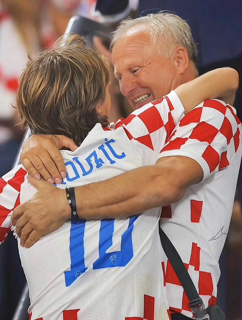 马卡：拉菲尼亚缺阵导致巴萨成绩下滑，他对球队至关重要（马卡报：拉菲尼亚缺席致巴萨战绩受挫，他是球队关键一环）