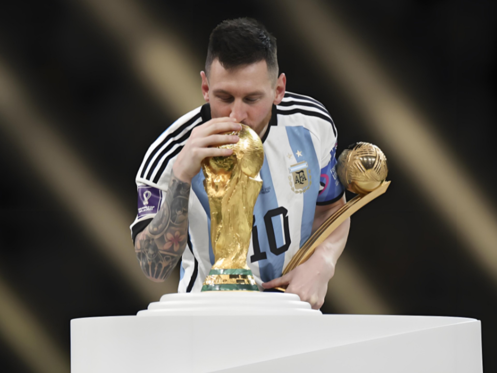 看台嘘声不断，不是因为输球（看台嘘声此起彼伏，原因不在输球）