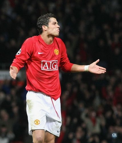 看老乡？西班牙和皇马传奇射手劳尔现场观看维拉vs阿森纳（劳尔现身维拉vs阿森纳看台：皇马传奇或为西班牙同胞助威？）