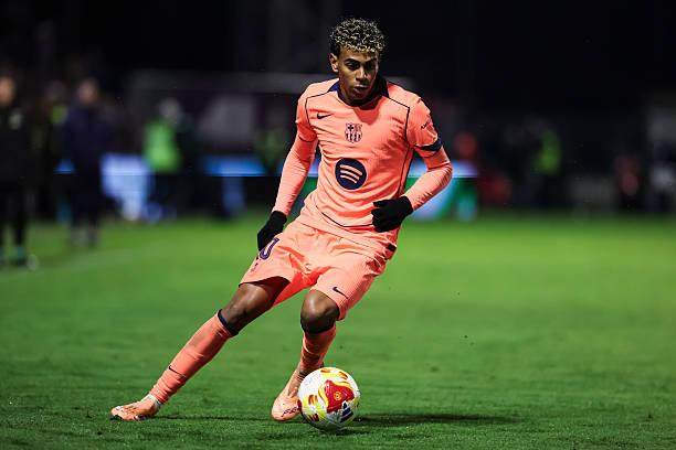 葡萄牙中场米德当选U17世界杯MVP，哈维为他颁奖（葡萄牙中场米德荣膺U17世界杯MVP，哈维亲自颁奖）